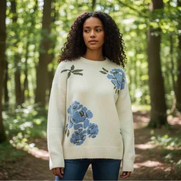 Ted Baker Sweaters - Ted Baker Floral Crew Neck
Wool Blend Sweater Size L